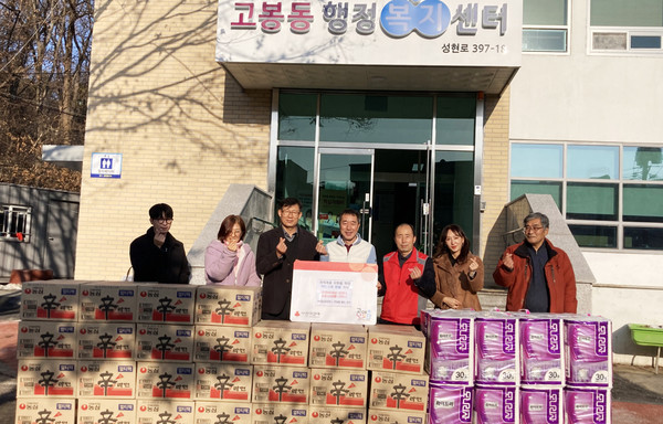 고봉동 지역사회보장협의체가 지역 내 착한가게로부터 어려운 이웃을 돕기 위한 물품 전달식을 개최했다.