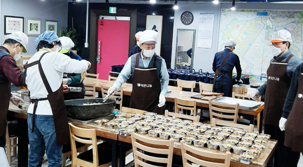 대화동이 '작은나눔'과 협약을 맺고 저소득층에 주 3회 도시락을 전달하며 안부를 살피고 있다. 