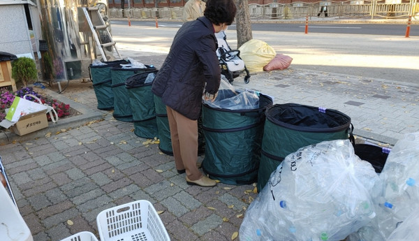  탄현1동 주민자치회가 탄현1동 행정복지센터 앞에서 고양 자원순환가게를 운영했다. 