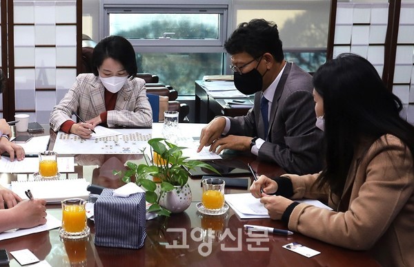 국토부 관계자들과 업무협의 중인 홍정민 국회의원(사진 왼쪽에서 첫 번째).