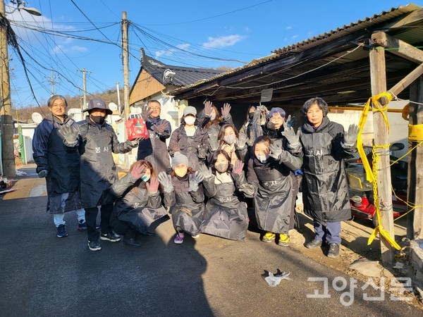 연탄배달 봉사를 하는 (사)한국예술문화단체총연합회