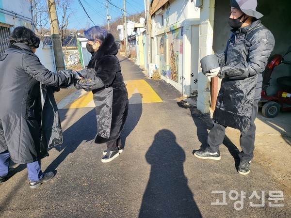 좁은 골목안으로 연탄배달 봉사를 하는 (사)한국예술문화단체총연합회
