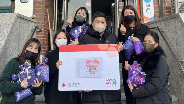 흥도동이 더보듬교회에서 취약계층을 위한 목도리 100개 전달식을 진행했다. 