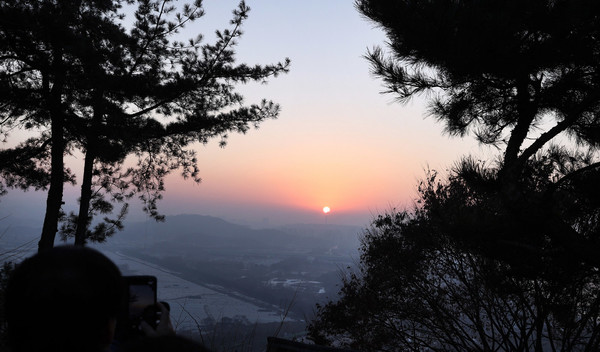  2023년 새해가 떠오르고 있다. 이날 많은 시민이 행주산성을 찾아 올 한해의 소망을 빌었다.