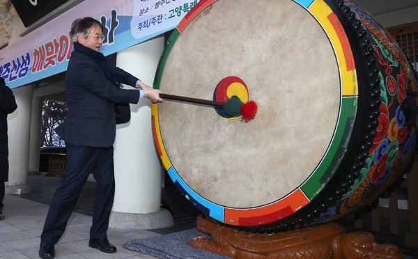 시민의 소망을 담아 북을 울리는 이동환 고양특례시장.