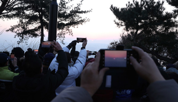 시민들이 2023년 계묘년의 새 해를 촬영하고 있다.