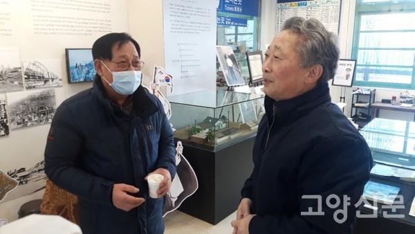 일산역전시관에서 만나 각자의 기증자료에 대한 이야기를 나누는 편명섭씨(오른쪽)와 유영훈씨 