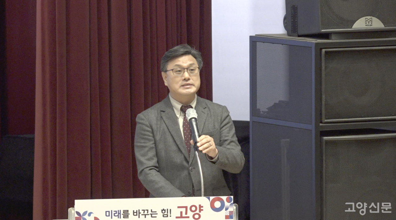 남아있는 구 시청사 활용방안에 대해 설명하는 이정형 제2부시장