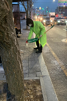  가좌동이 1월 6일 눈 예보로 제설 대책 마련과 시민피해 최소화를 위한 선제적인 작업을 했다. 