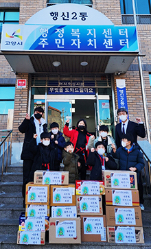 명지태권도가 아이들과 함께 모은 기부금으로 행신2동에 라면 15박스를 기부하며 선한 영향력을 실천했다.