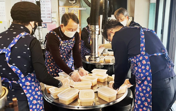 백석1동 주민자치회가 지역의 어려운 이웃에게 '사랑가득 도시락 나눔' 사업을 진행했다.