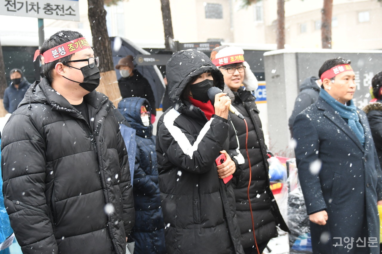 지난달 21일 시청앞에서 열린 신청사 원당 존치위원회 집회 및 삭발식에서 발언하는 권순영 당협위원장 모습