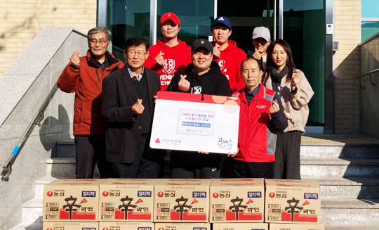 고봉동의 한 테니스장이 지역의 어려운 이웃돕기로 고봉동에 물품을 전달했다.