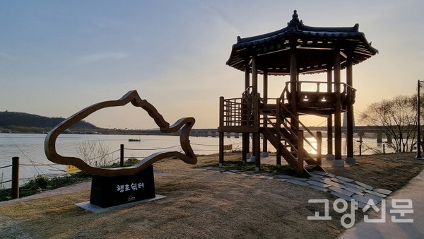 한강의 탁 트인 전망을 즐길 수 있는 행호정 쉼터