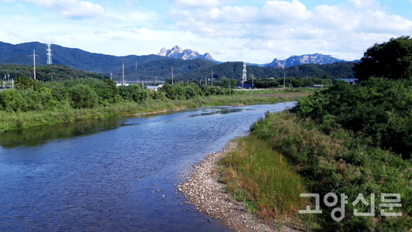 신선유교에서 바라본 공릉천 물줄기와 북한산의 모습