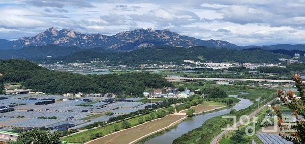 행주산성 정상에서 바라본 북한산과 창릉천 경관