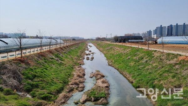 가좌마을 이웃들의 산책코스인 가좌천