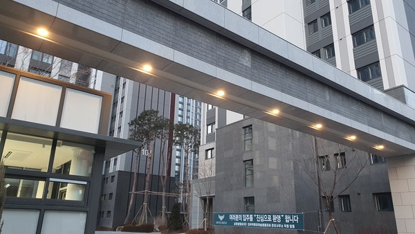 지난달 30일부터 입주가 시작된 ‘대곡역롯데캐슬엘클라씨’ 아파트에 입주민 환영 현수막이 걸려 있다.