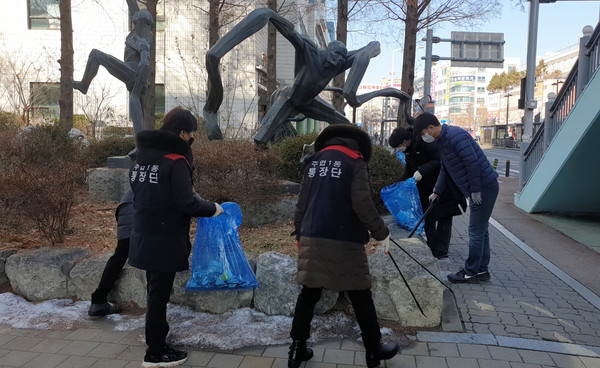주엽1동이 설 명절을 맞아 마을 대청소를 하고 있다.