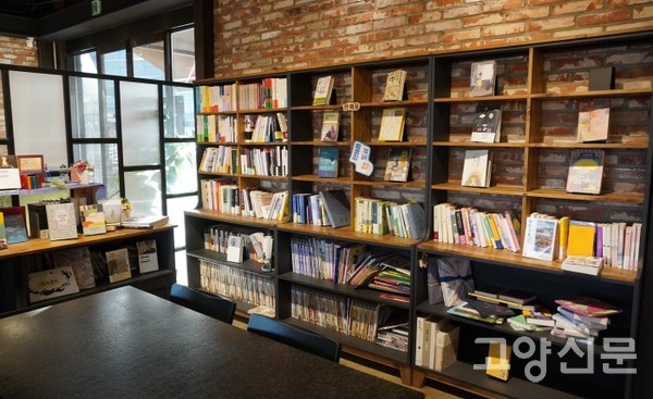 카페 한쪽에는 책을 보거나 구매할 수 있는 코너도 마련돼 있다.