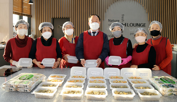 고향주부모임이 지역 농업인이 생산한 로컬푸드 식재료로 음식조리 봉사와 나눔을 가졌다.