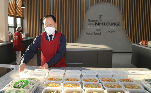 장순복 조합장이 어려운 이웃에게 전달될 반찬용기를 정리하고 있다.