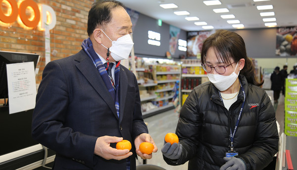지도농협 로컬푸드직매장 화수점을 찾은 장순복 조합장이 귤의 상태와 고객서비스에 대해 직원과 이야기를 나누고 있다.