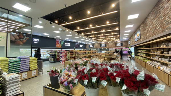 직매장 전경. 2월중 정식 오픈에는 더 많은 우리농산물이 가득찬다.