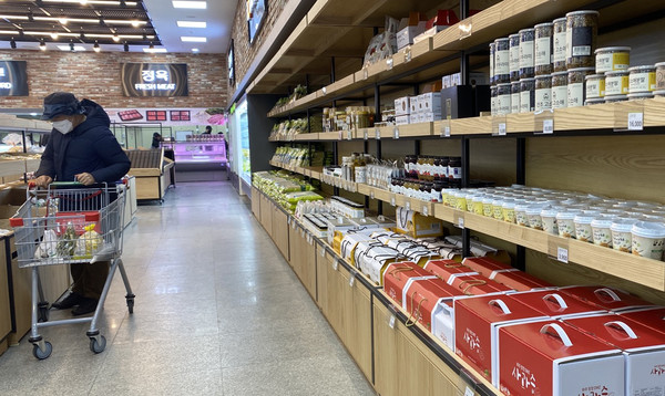 로컬푸드직매장에서 우리농산물을 구입하는 한 고객.