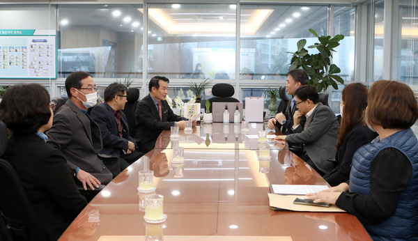 송포농협 임용식 조합장과 정윤식 일산서구청장 등 관계 공무원과 담당자들이 환담을 나누고 있다.