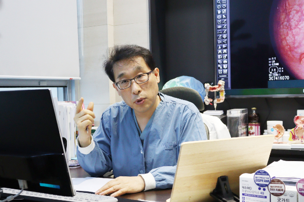 박진영 사과나무의료재단 건강증진센터장은 “대장암은 1기 이전에만 발견하면 항암치료 없이 수술치료만으로도 90%에 가까운 완치율을 보인다”면서 “고양시민이 누릴 수 있는 특권인 대장내시경 시범사업에 많은 분이 참여해서 대장암을 예방하면 좋겠다”고 말했다.