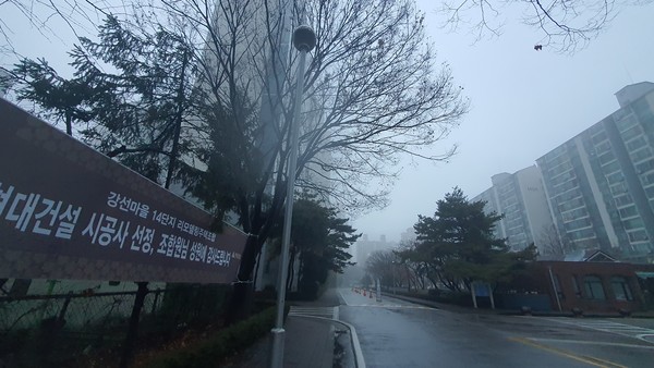 지난 7일 강선14단지 리모델링 사업 시공사로 선정된 현대건설이 단지 앞에 조합원들에 대한 감사 현수막을 내걸었다.