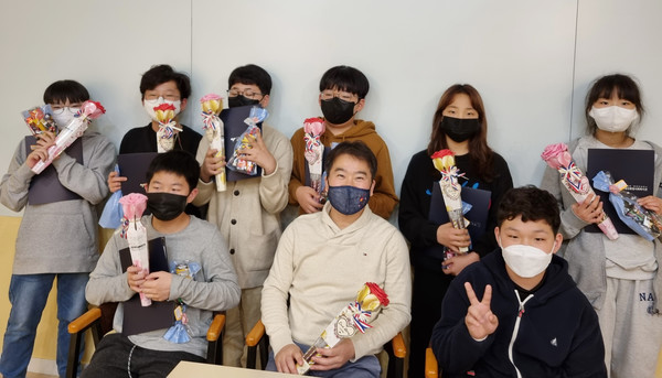 환경 코딩 융합활동으로 자동 재활용 분리배출 로봇을 제작한  참여자들