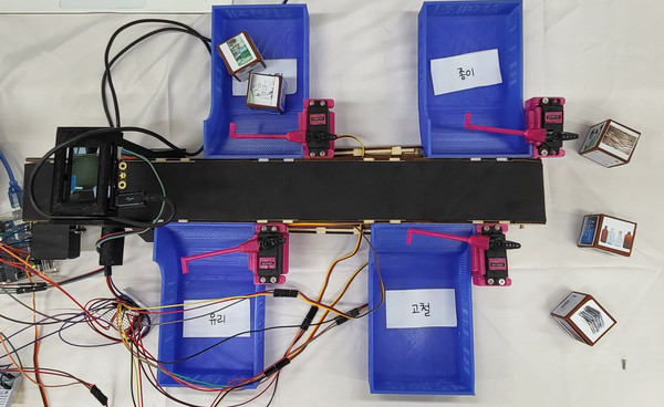 효율적인 분리배출을 돕기위해 에코딩 참여자들이 제작한 자동 재활용 분리배출 로봇