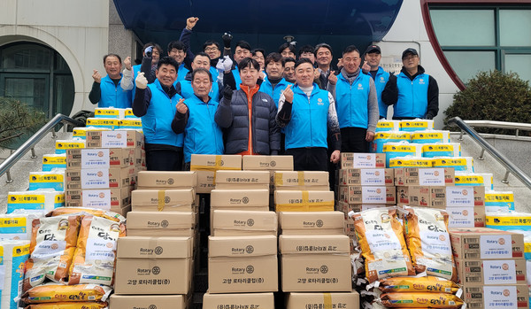‘설 명절 나눔 행사’에 참여한 고양로타리클럽.