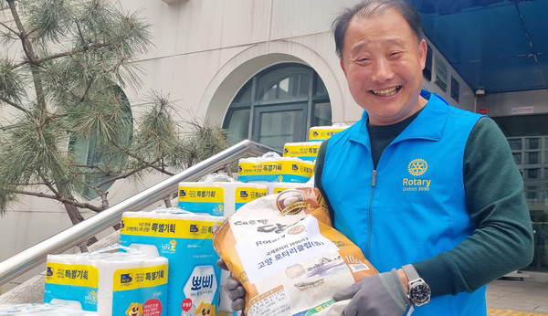 ‘설 명절 나눔 행사’ 물품을 나르고 있는 고양로타리클럽 회원.