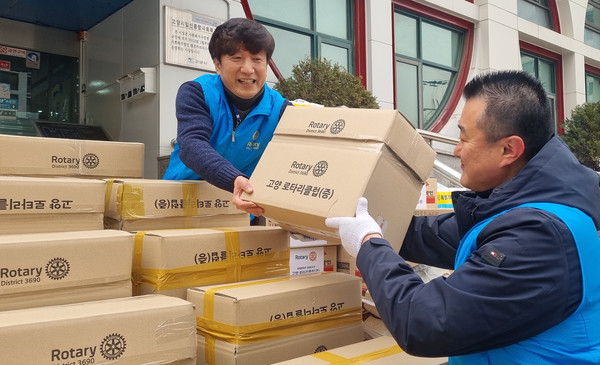 고양로타리클럽 회원들이 물품을 나르고 있다.