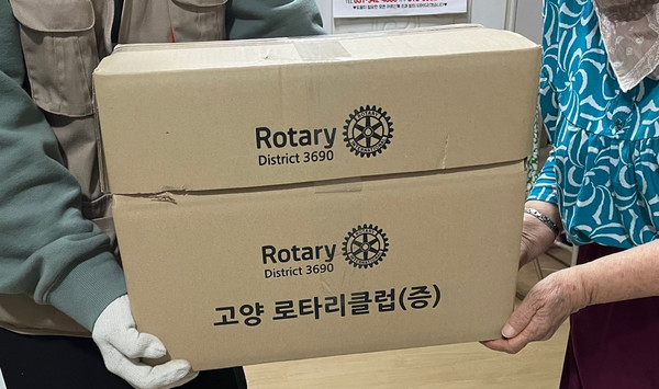저소득층 가정에 방문해 직접 물품을 전달하는 고양로타리클럽.