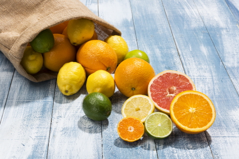 레몬과 오렌지, 자몽 등에는 비타민C가 풍부하게 들어있다.
