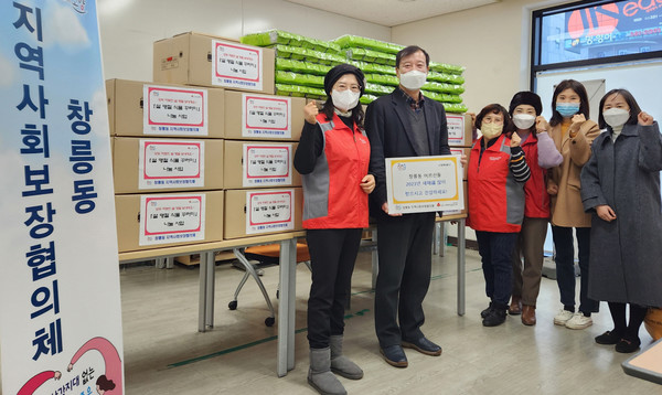 창릉동 지역사회보장협의체가 ‘2023년 설 명절 식품꾸러미 전달’사업을 펼쳤다.