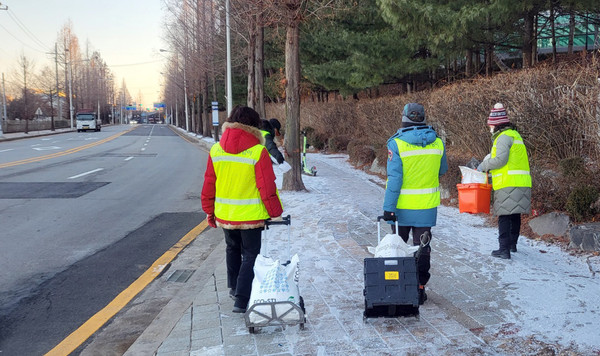가좌동 시민안전지킴이 등 직능단체가 적극적으로 참여해 응달 지역을 중심으로 잔설제거 작업을 했다.
