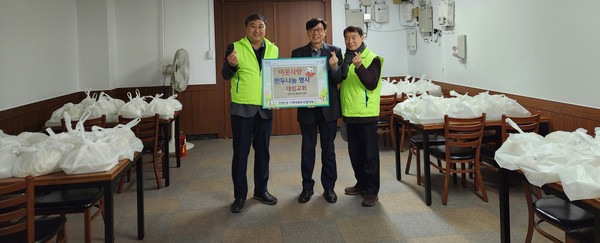 어려운 이웃을 위한 나눔에 앞서 함께한 대림교회와 탄현1동 관계자들.