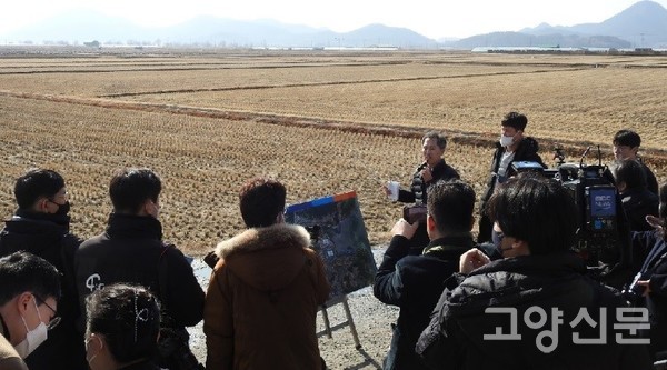 국내외 언론에게 흑두루미 서식지 보전 시책을 설명하는 장익상 순천만보전과장, 지난 11일 순천만 습지보호지역 인안들.  ⓒ 박수택