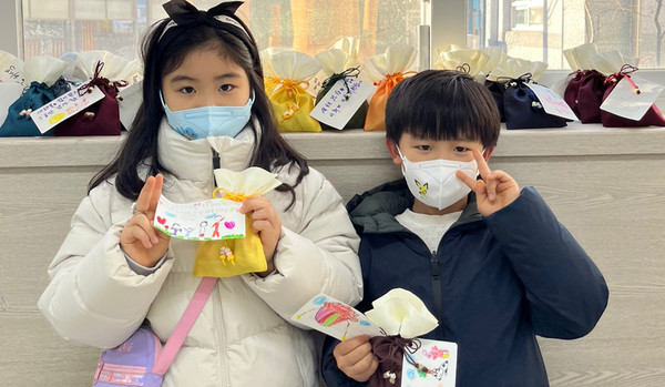 이웃나눔 인사카드에 한께한 어린이들.(사진=향동종합사회복지관)