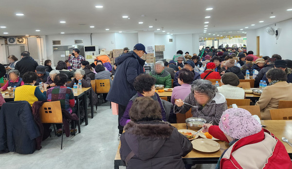 송포동이 일산서구 보건소와 취약계층과 경로당 어르신들에게 떡국 나눔과 치매예방관리 활동을 펼쳤다.