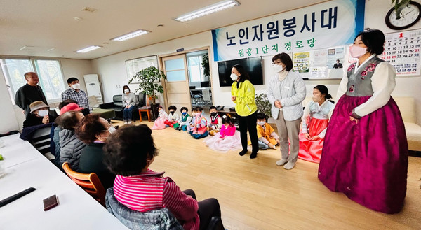 어르신들에게 새해 인사를 하는 원흥종합사회복지관 관계자들.