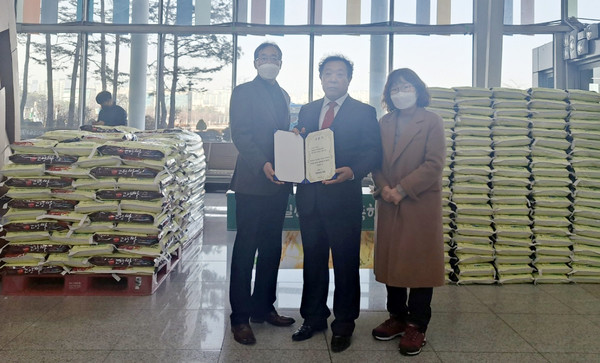 주민 이강욱씨가 지역의 어려운 이웃을 위한 쌀(10kg) 100포를 대화동에 후원했다. 