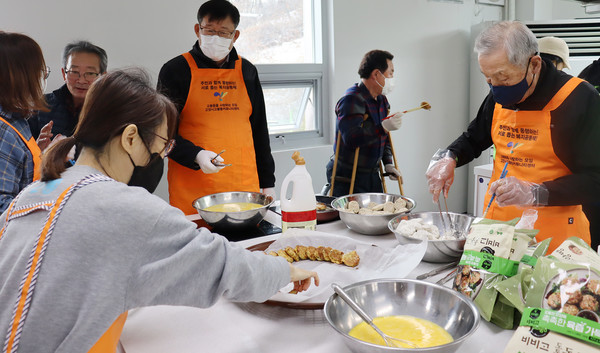 설명절 음식을 만드는 참여자들.