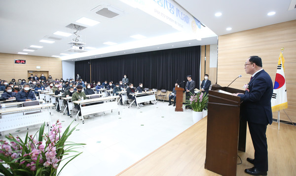 장순복 지도농협 조합장이 정기총회에서 조합원들에게 인사말을 전하고 있다.