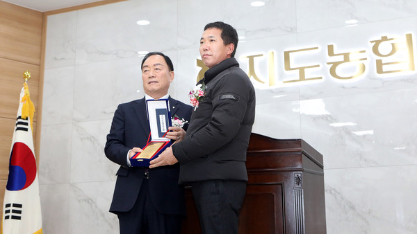 농협 발전을 위해 헌신한 조합원에게 표창장이 전달됐다.